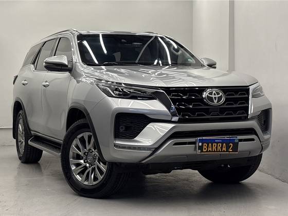 TOYOTA HILUX SW4 2.8 D-4D TURBO DIESEL SRX 4X4 AUTOMÁTICO